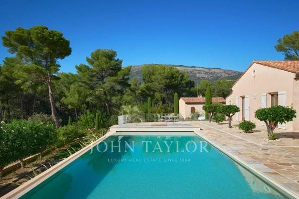Charmante villa provençale de plain-pied avec belle vue dégagée
