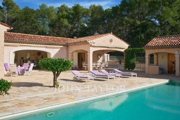 Charmante villa provençale de plain-pied avec belle vue dégagée