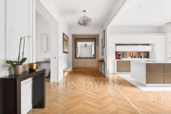 DUPLEX FAMILIAL – DERNIERS ÉTAGES – BALCONS FILANTS