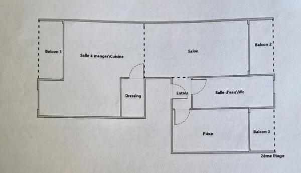 Dinard, Pointe de la Malouine. Appartement T2 traversant de 54.23 m² parfaitement rénové. 3 balcons, cave.
