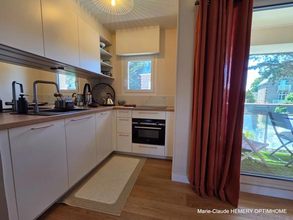 Dinard, Pointe de la Malouine. Appartement T2 traversant de 54.23 m² parfaitement rénové. 3 balcons, cave.