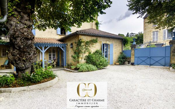 Sarlat-la-Canéda (24200) Maison de ville en pierre 340 m2 habitables - Cour intérieure - Ascenseur - Prestations haut de gamme.