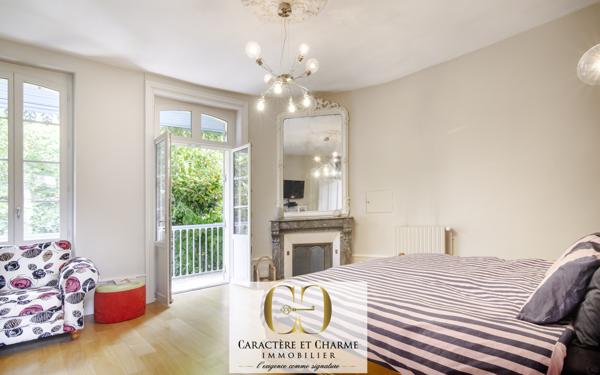 Sarlat-la-Canéda (24200) Maison de ville en pierre 340 m2 habitables - Cour intérieure - Ascenseur - Prestations haut de gamme.