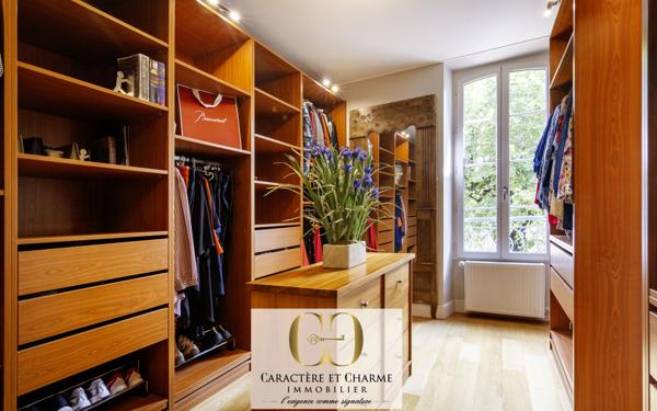 Sarlat-la-Canéda (24200) Maison de ville en pierre 340 m2 habitables - Cour intérieure - Ascenseur - Prestations haut de gamme.