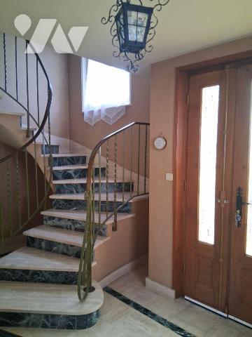 Proche toutes commodités, grande maison familiale comprenant au sous-sol : grand garage, buande...