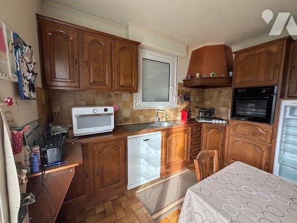 Proche toutes commodités, grande maison familiale comprenant au sous-sol : grand garage, buande...