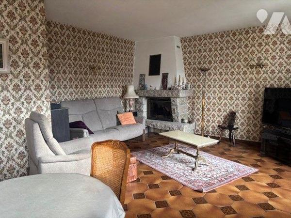 Proche toutes commodités, grande maison familiale comprenant au sous-sol : grand garage, buande...