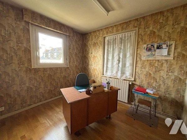 Proche toutes commodités, grande maison familiale comprenant au sous-sol : grand garage, buande...