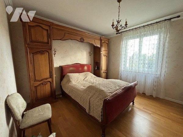 Proche toutes commodités, grande maison familiale comprenant au sous-sol : grand garage, buande...