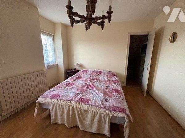 Proche toutes commodités, grande maison familiale comprenant au sous-sol : grand garage, buande...