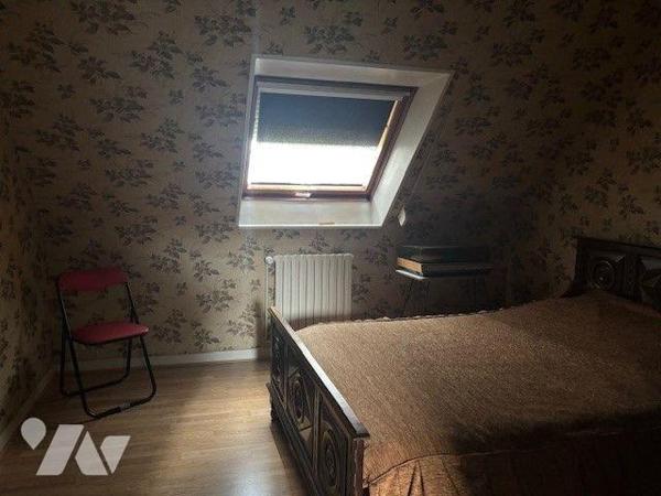 Proche toutes commodités, grande maison familiale comprenant au sous-sol : grand garage, buande...