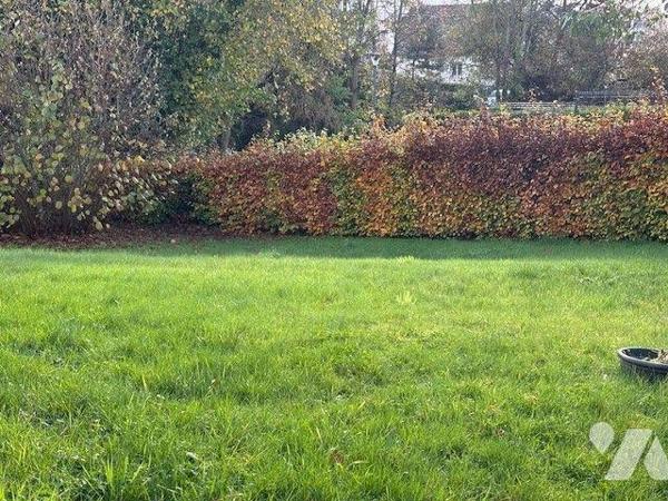 Proche toutes commodités, grande maison familiale comprenant au sous-sol : grand garage, buande...