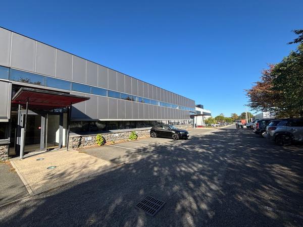 Bureaux à louer à Lormont 109 m² proche tramway avec parkings extérieurs