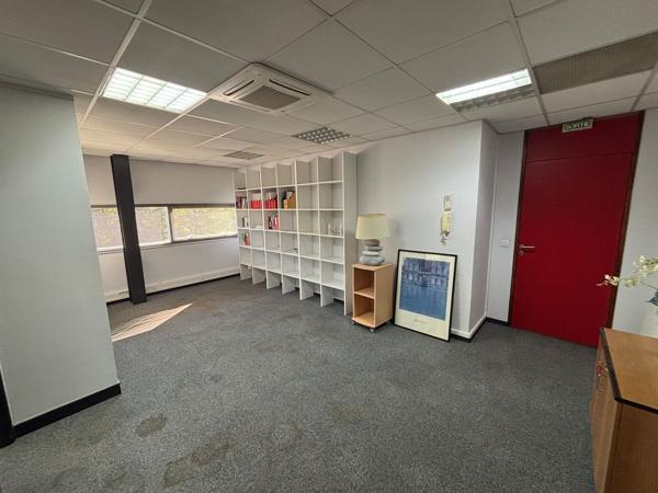 Bureaux à louer à Lormont 109 m² proche tramway avec parkings extérieurs
