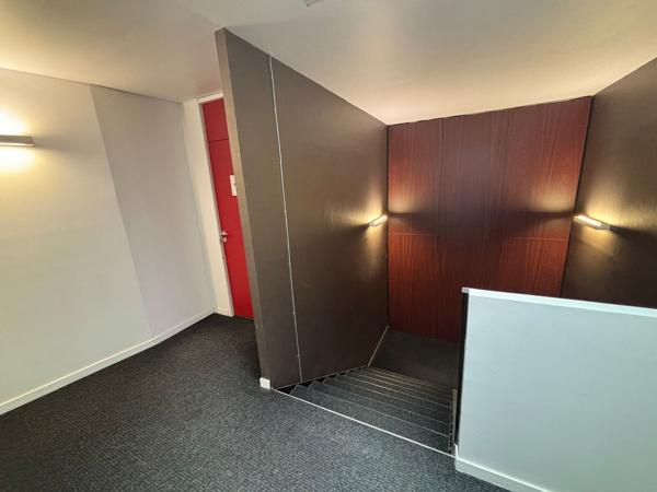 Bureaux à louer à Lormont 109 m² proche tramway avec parkings extérieurs