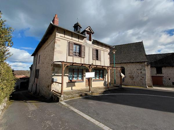 Grande maison rénovée avec atelier, terrasse panoramique et verger – 220 m² – Mourjou (Puycapel - cantal)