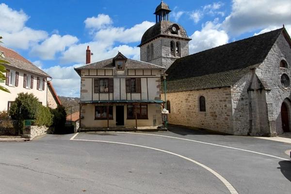 Grande maison rénovée avec atelier, terrasse panoramique et verger – 220 m² – Mourjou (Puycapel - cantal)