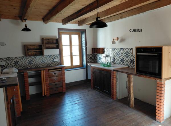 Grande maison rénovée avec atelier, terrasse panoramique et verger – 220 m² – Mourjou (Puycapel - cantal)