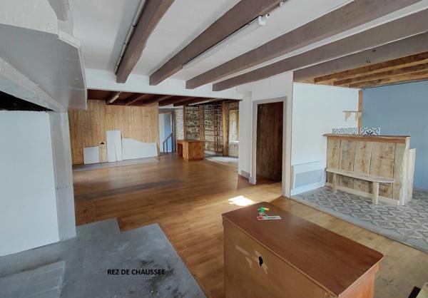 Grande maison rénovée avec atelier, terrasse panoramique et verger – 220 m² – Mourjou (Puycapel - cantal)