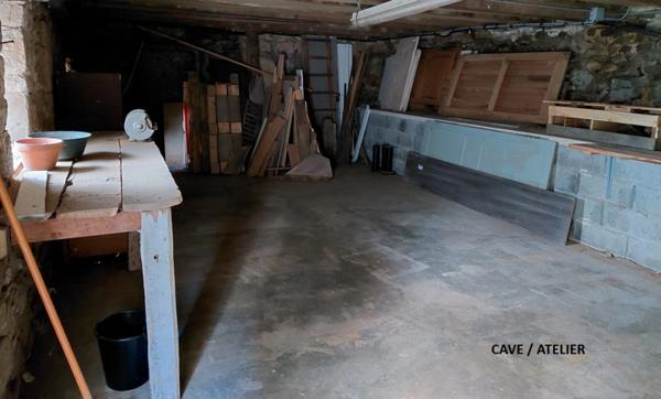 Grande maison rénovée avec atelier, terrasse panoramique et verger – 220 m² – Mourjou (Puycapel - cantal)