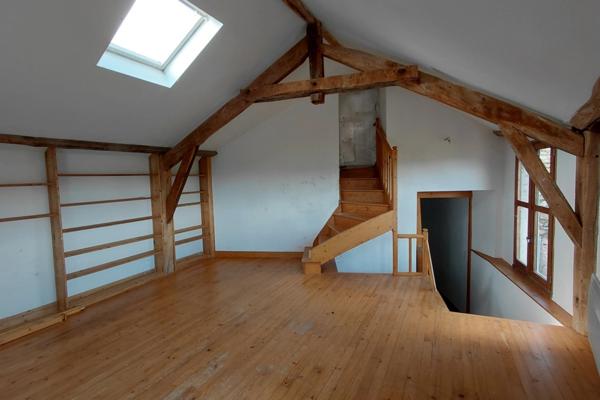 Grande maison rénovée avec atelier, terrasse panoramique et verger – 220 m² – Mourjou (Puycapel - cantal)