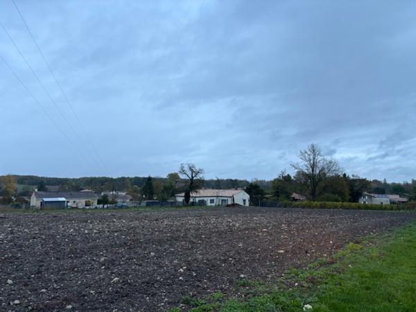 Cierzac (17520) 

À vendre – Beau terrain de 16 000 m² à Cierzac (Charente maritime)
