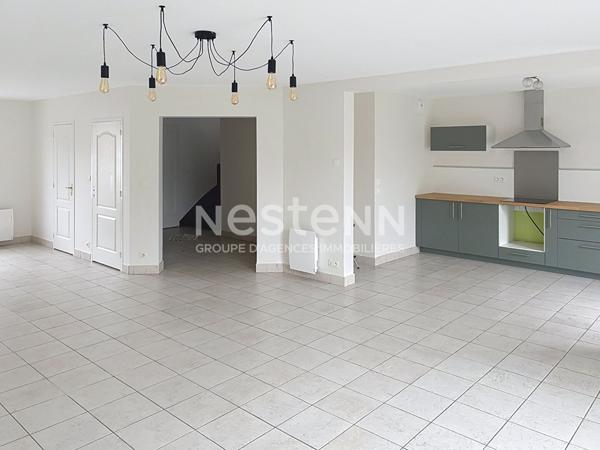 Vivre au coeur de Briollay : maison avec garage et jardin