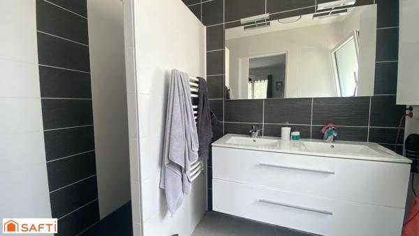 Maison récente dans un cadre verdoyant