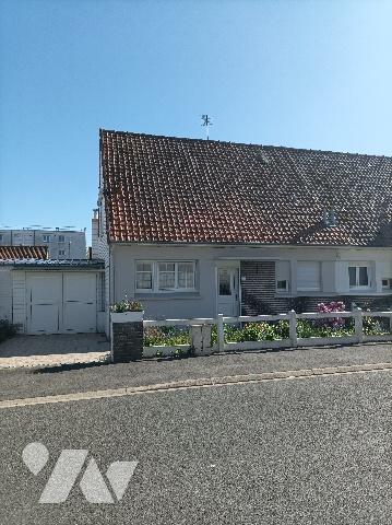 Maison semi mitoyenne, proximité de toutes commodités, secteur prisé et recherché.