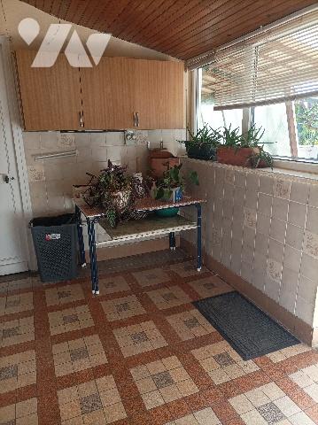 Maison semi mitoyenne, proximité de toutes commodités, secteur prisé et recherché.