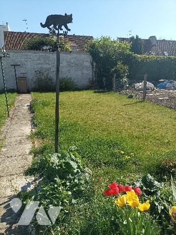 Maison semi mitoyenne, proximité de toutes commodités, secteur prisé et recherché.