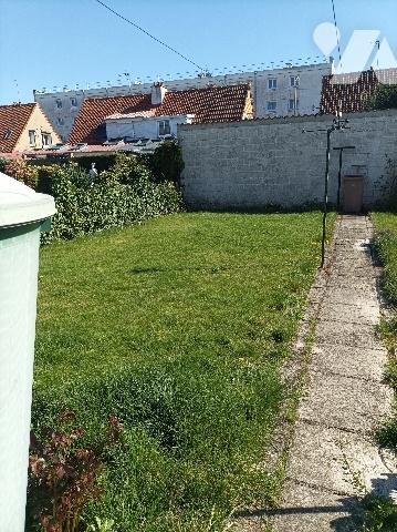 Maison semi mitoyenne, proximité de toutes commodités, secteur prisé et recherché.