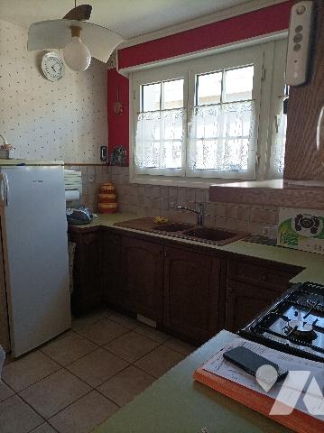 Maison semi mitoyenne, proximité de toutes commodités, secteur prisé et recherché.
