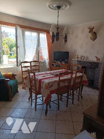 Maison semi mitoyenne, proximité de toutes commodités, secteur prisé et recherché.
