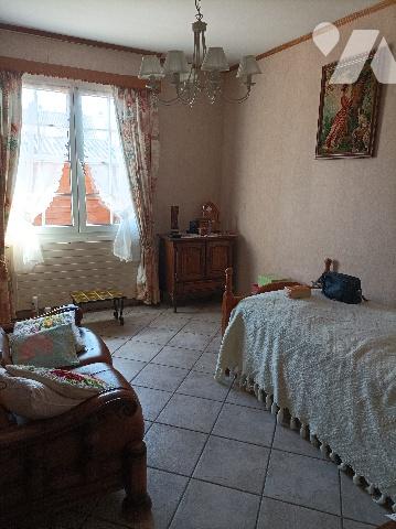 Maison semi mitoyenne, proximité de toutes commodités, secteur prisé et recherché.