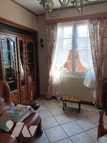 Maison semi mitoyenne, proximité de toutes commodités, secteur prisé et recherché.