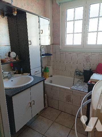 Maison semi mitoyenne, proximité de toutes commodités, secteur prisé et recherché.