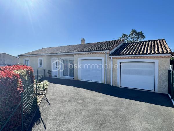 Située dans un secteur pavillonnaire calme, cette maison de plain-pied offre 112 m² habitables, complétés par un garage de 32 m², le tout sur une parcelle clôturée de 628 m².

Dès l'entrée, vous découvrez une pièce de vie traversante de 46 m², très lumineuse grâce à sa double exposition, avec cuisine équipée et conviviale, offrant un accès à la terrasse arrière exposée plein Sud.
L'espace nuit se compose de trois chambres (entre 10 et 11,5 m²) avec placards, d'une salle de bain et d'un WC indépendant.
Le bien dispose également d'un garage de 32 m², confortable pour stationnement et rangement avec partie grenier, idéale pour le stockage. La porte de garage est motorisée, tout comme le portail. D'autres véhicules peuvent être stationnés dans la parcelle.

++ ATOUTS IMPORTANTS ++
-Une pièce annexe (ancien garage aménagé) pouvant facilement devenir un bureau ou une quatrième chambre, sans travaux lourds.
-Maison conforme aux normes PMR.

Éléments techniques :
- Chauffage et climatisation par pompe à chaleur air/air en GAINABLE
- Production d'eau chaude par ballon thermodynamique
- 2 panneaux photovoltaïques en autoconsommation
- Menuiseries PVC et aluminium, double vitrage, volets roulants
- Assainissement tout-à-l'égout
- Système d'alarme

Maison entretenue avec soin, prête à vivre, à proximité des commerces, écoles, collèges et axes routiers ...
Un bien fonctionnel et confortable, qu'il ne restera plus qu'à personnaliser selon vos envies.

L'organisation des visites se fait au : 06.51.97.28.57