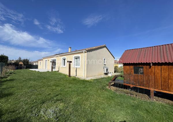 Située dans un secteur pavillonnaire calme, cette maison de plain-pied offre 112 m² habitables, complétés par un garage de 32 m², le tout sur une parcelle clôturée de 628 m².

Dès l'entrée, vous découvrez une pièce de vie traversante de 46 m², très lumineuse grâce à sa double exposition, avec cuisine équipée et conviviale, offrant un accès à la terrasse arrière exposée plein Sud.
L'espace nuit se compose de trois chambres (entre 10 et 11,5 m²) avec placards, d'une salle de bain et d'un WC indépendant.
Le bien dispose également d'un garage de 32 m², confortable pour stationnement et rangement avec partie grenier, idéale pour le stockage. La porte de garage est motorisée, tout comme le portail. D'autres véhicules peuvent être stationnés dans la parcelle.

++ ATOUTS IMPORTANTS ++
-Une pièce annexe (ancien garage aménagé) pouvant facilement devenir un bureau ou une quatrième chambre, sans travaux lourds.
-Maison conforme aux normes PMR.

Éléments techniques :
- Chauffage et climatisation par pompe à chaleur air/air en GAINABLE
- Production d'eau chaude par ballon thermodynamique
- 2 panneaux photovoltaïques en autoconsommation
- Menuiseries PVC et aluminium, double vitrage, volets roulants
- Assainissement tout-à-l'égout
- Système d'alarme

Maison entretenue avec soin, prête à vivre, à proximité des commerces, écoles, collèges et axes routiers ...
Un bien fonctionnel et confortable, qu'il ne restera plus qu'à personnaliser selon vos envies.

L'organisation des visites se fait au : 06.51.97.28.57