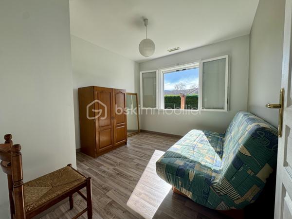 Située dans un secteur pavillonnaire calme, cette maison de plain-pied offre 112 m² habitables, complétés par un garage de 32 m², le tout sur une parcelle clôturée de 628 m².

Dès l'entrée, vous découvrez une pièce de vie traversante de 46 m², très lumineuse grâce à sa double exposition, avec cuisine équipée et conviviale, offrant un accès à la terrasse arrière exposée plein Sud.
L'espace nuit se compose de trois chambres (entre 10 et 11,5 m²) avec placards, d'une salle de bain et d'un WC indépendant.
Le bien dispose également d'un garage de 32 m², confortable pour stationnement et rangement avec partie grenier, idéale pour le stockage. La porte de garage est motorisée, tout comme le portail. D'autres véhicules peuvent être stationnés dans la parcelle.

++ ATOUTS IMPORTANTS ++
-Une pièce annexe (ancien garage aménagé) pouvant facilement devenir un bureau ou une quatrième chambre, sans travaux lourds.
-Maison conforme aux normes PMR.

Éléments techniques :
- Chauffage et climatisation par pompe à chaleur air/air en GAINABLE
- Production d'eau chaude par ballon thermodynamique
- 2 panneaux photovoltaïques en autoconsommation
- Menuiseries PVC et aluminium, double vitrage, volets roulants
- Assainissement tout-à-l'égout
- Système d'alarme

Maison entretenue avec soin, prête à vivre, à proximité des commerces, écoles, collèges et axes routiers ...
Un bien fonctionnel et confortable, qu'il ne restera plus qu'à personnaliser selon vos envies.

L'organisation des visites se fait au : 06.51.97.28.57
