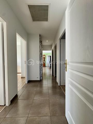 Située dans un secteur pavillonnaire calme, cette maison de plain-pied offre 112 m² habitables, complétés par un garage de 32 m², le tout sur une parcelle clôturée de 628 m².

Dès l'entrée, vous découvrez une pièce de vie traversante de 46 m², très lumineuse grâce à sa double exposition, avec cuisine équipée et conviviale, offrant un accès à la terrasse arrière exposée plein Sud.
L'espace nuit se compose de trois chambres (entre 10 et 11,5 m²) avec placards, d'une salle de bain et d'un WC indépendant.
Le bien dispose également d'un garage de 32 m², confortable pour stationnement et rangement avec partie grenier, idéale pour le stockage. La porte de garage est motorisée, tout comme le portail. D'autres véhicules peuvent être stationnés dans la parcelle.

++ ATOUTS IMPORTANTS ++
-Une pièce annexe (ancien garage aménagé) pouvant facilement devenir un bureau ou une quatrième chambre, sans travaux lourds.
-Maison conforme aux normes PMR.

Éléments techniques :
- Chauffage et climatisation par pompe à chaleur air/air en GAINABLE
- Production d'eau chaude par ballon thermodynamique
- 2 panneaux photovoltaïques en autoconsommation
- Menuiseries PVC et aluminium, double vitrage, volets roulants
- Assainissement tout-à-l'égout
- Système d'alarme

Maison entretenue avec soin, prête à vivre, à proximité des commerces, écoles, collèges et axes routiers ...
Un bien fonctionnel et confortable, qu'il ne restera plus qu'à personnaliser selon vos envies.

L'organisation des visites se fait au : 06.51.97.28.57