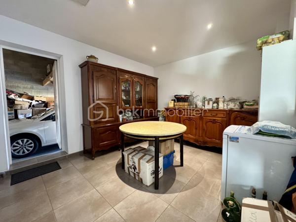 Située dans un secteur pavillonnaire calme, cette maison de plain-pied offre 112 m² habitables, complétés par un garage de 32 m², le tout sur une parcelle clôturée de 628 m².

Dès l'entrée, vous découvrez une pièce de vie traversante de 46 m², très lumineuse grâce à sa double exposition, avec cuisine équipée et conviviale, offrant un accès à la terrasse arrière exposée plein Sud.
L'espace nuit se compose de trois chambres (entre 10 et 11,5 m²) avec placards, d'une salle de bain et d'un WC indépendant.
Le bien dispose également d'un garage de 32 m², confortable pour stationnement et rangement avec partie grenier, idéale pour le stockage. La porte de garage est motorisée, tout comme le portail. D'autres véhicules peuvent être stationnés dans la parcelle.

++ ATOUTS IMPORTANTS ++
-Une pièce annexe (ancien garage aménagé) pouvant facilement devenir un bureau ou une quatrième chambre, sans travaux lourds.
-Maison conforme aux normes PMR.

Éléments techniques :
- Chauffage et climatisation par pompe à chaleur air/air en GAINABLE
- Production d'eau chaude par ballon thermodynamique
- 2 panneaux photovoltaïques en autoconsommation
- Menuiseries PVC et aluminium, double vitrage, volets roulants
- Assainissement tout-à-l'égout
- Système d'alarme

Maison entretenue avec soin, prête à vivre, à proximité des commerces, écoles, collèges et axes routiers ...
Un bien fonctionnel et confortable, qu'il ne restera plus qu'à personnaliser selon vos envies.

L'organisation des visites se fait au : 06.51.97.28.57