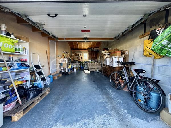 Située dans un secteur pavillonnaire calme, cette maison de plain-pied offre 112 m² habitables, complétés par un garage de 32 m², le tout sur une parcelle clôturée de 628 m².

Dès l'entrée, vous découvrez une pièce de vie traversante de 46 m², très lumineuse grâce à sa double exposition, avec cuisine équipée et conviviale, offrant un accès à la terrasse arrière exposée plein Sud.
L'espace nuit se compose de trois chambres (entre 10 et 11,5 m²) avec placards, d'une salle de bain et d'un WC indépendant.
Le bien dispose également d'un garage de 32 m², confortable pour stationnement et rangement avec partie grenier, idéale pour le stockage. La porte de garage est motorisée, tout comme le portail. D'autres véhicules peuvent être stationnés dans la parcelle.

++ ATOUTS IMPORTANTS ++
-Une pièce annexe (ancien garage aménagé) pouvant facilement devenir un bureau ou une quatrième chambre, sans travaux lourds.
-Maison conforme aux normes PMR.

Éléments techniques :
- Chauffage et climatisation par pompe à chaleur air/air en GAINABLE
- Production d'eau chaude par ballon thermodynamique
- 2 panneaux photovoltaïques en autoconsommation
- Menuiseries PVC et aluminium, double vitrage, volets roulants
- Assainissement tout-à-l'égout
- Système d'alarme

Maison entretenue avec soin, prête à vivre, à proximité des commerces, écoles, collèges et axes routiers ...
Un bien fonctionnel et confortable, qu'il ne restera plus qu'à personnaliser selon vos envies.

L'organisation des visites se fait au : 06.51.97.28.57