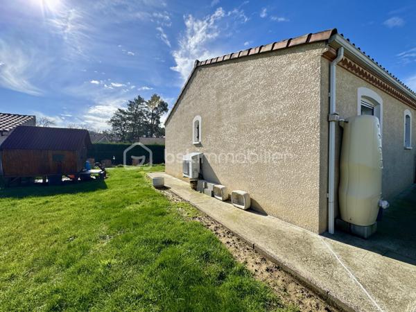 Située dans un secteur pavillonnaire calme, cette maison de plain-pied offre 112 m² habitables, complétés par un garage de 32 m², le tout sur une parcelle clôturée de 628 m².

Dès l'entrée, vous découvrez une pièce de vie traversante de 46 m², très lumineuse grâce à sa double exposition, avec cuisine équipée et conviviale, offrant un accès à la terrasse arrière exposée plein Sud.
L'espace nuit se compose de trois chambres (entre 10 et 11,5 m²) avec placards, d'une salle de bain et d'un WC indépendant.
Le bien dispose également d'un garage de 32 m², confortable pour stationnement et rangement avec partie grenier, idéale pour le stockage. La porte de garage est motorisée, tout comme le portail. D'autres véhicules peuvent être stationnés dans la parcelle.

++ ATOUTS IMPORTANTS ++
-Une pièce annexe (ancien garage aménagé) pouvant facilement devenir un bureau ou une quatrième chambre, sans travaux lourds.
-Maison conforme aux normes PMR.

Éléments techniques :
- Chauffage et climatisation par pompe à chaleur air/air en GAINABLE
- Production d'eau chaude par ballon thermodynamique
- 2 panneaux photovoltaïques en autoconsommation
- Menuiseries PVC et aluminium, double vitrage, volets roulants
- Assainissement tout-à-l'égout
- Système d'alarme

Maison entretenue avec soin, prête à vivre, à proximité des commerces, écoles, collèges et axes routiers ...
Un bien fonctionnel et confortable, qu'il ne restera plus qu'à personnaliser selon vos envies.

L'organisation des visites se fait au : 06.51.97.28.57