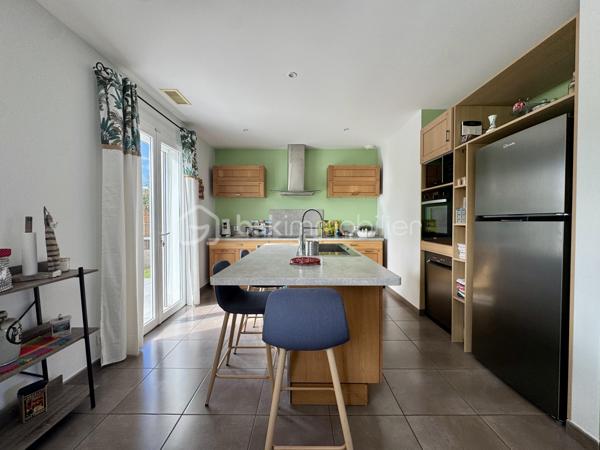 Située dans un secteur pavillonnaire calme, cette maison de plain-pied offre 112 m² habitables, complétés par un garage de 32 m², le tout sur une parcelle clôturée de 628 m².

Dès l'entrée, vous découvrez une pièce de vie traversante de 46 m², très lumineuse grâce à sa double exposition, avec cuisine équipée et conviviale, offrant un accès à la terrasse arrière exposée plein Sud.
L'espace nuit se compose de trois chambres (entre 10 et 11,5 m²) avec placards, d'une salle de bain et d'un WC indépendant.
Le bien dispose également d'un garage de 32 m², confortable pour stationnement et rangement avec partie grenier, idéale pour le stockage. La porte de garage est motorisée, tout comme le portail. D'autres véhicules peuvent être stationnés dans la parcelle.

++ ATOUTS IMPORTANTS ++
-Une pièce annexe (ancien garage aménagé) pouvant facilement devenir un bureau ou une quatrième chambre, sans travaux lourds.
-Maison conforme aux normes PMR.

Éléments techniques :
- Chauffage et climatisation par pompe à chaleur air/air en GAINABLE
- Production d'eau chaude par ballon thermodynamique
- 2 panneaux photovoltaïques en autoconsommation
- Menuiseries PVC et aluminium, double vitrage, volets roulants
- Assainissement tout-à-l'égout
- Système d'alarme

Maison entretenue avec soin, prête à vivre, à proximité des commerces, écoles, collèges et axes routiers ...
Un bien fonctionnel et confortable, qu'il ne restera plus qu'à personnaliser selon vos envies.

L'organisation des visites se fait au : 06.51.97.28.57