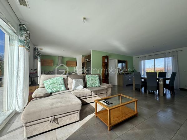 Située dans un secteur pavillonnaire calme, cette maison de plain-pied offre 112 m² habitables, complétés par un garage de 32 m², le tout sur une parcelle clôturée de 628 m².

Dès l'entrée, vous découvrez une pièce de vie traversante de 46 m², très lumineuse grâce à sa double exposition, avec cuisine équipée et conviviale, offrant un accès à la terrasse arrière exposée plein Sud.
L'espace nuit se compose de trois chambres (entre 10 et 11,5 m²) avec placards, d'une salle de bain et d'un WC indépendant.
Le bien dispose également d'un garage de 32 m², confortable pour stationnement et rangement avec partie grenier, idéale pour le stockage. La porte de garage est motorisée, tout comme le portail. D'autres véhicules peuvent être stationnés dans la parcelle.

++ ATOUTS IMPORTANTS ++
-Une pièce annexe (ancien garage aménagé) pouvant facilement devenir un bureau ou une quatrième chambre, sans travaux lourds.
-Maison conforme aux normes PMR.

Éléments techniques :
- Chauffage et climatisation par pompe à chaleur air/air en GAINABLE
- Production d'eau chaude par ballon thermodynamique
- 2 panneaux photovoltaïques en autoconsommation
- Menuiseries PVC et aluminium, double vitrage, volets roulants
- Assainissement tout-à-l'égout
- Système d'alarme

Maison entretenue avec soin, prête à vivre, à proximité des commerces, écoles, collèges et axes routiers ...
Un bien fonctionnel et confortable, qu'il ne restera plus qu'à personnaliser selon vos envies.

L'organisation des visites se fait au : 06.51.97.28.57