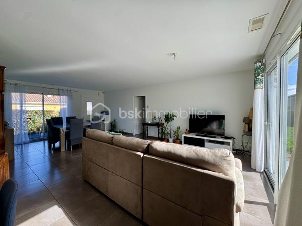 Située dans un secteur pavillonnaire calme, cette maison de plain-pied offre 112 m² habitables, complétés par un garage de 32 m², le tout sur une parcelle clôturée de 628 m².

Dès l'entrée, vous découvrez une pièce de vie traversante de 46 m², très lumineuse grâce à sa double exposition, avec cuisine équipée et conviviale, offrant un accès à la terrasse arrière exposée plein Sud.
L'espace nuit se compose de trois chambres (entre 10 et 11,5 m²) avec placards, d'une salle de bain et d'un WC indépendant.
Le bien dispose également d'un garage de 32 m², confortable pour stationnement et rangement avec partie grenier, idéale pour le stockage. La porte de garage est motorisée, tout comme le portail. D'autres véhicules peuvent être stationnés dans la parcelle.

++ ATOUTS IMPORTANTS ++
-Une pièce annexe (ancien garage aménagé) pouvant facilement devenir un bureau ou une quatrième chambre, sans travaux lourds.
-Maison conforme aux normes PMR.

Éléments techniques :
- Chauffage et climatisation par pompe à chaleur air/air en GAINABLE
- Production d'eau chaude par ballon thermodynamique
- 2 panneaux photovoltaïques en autoconsommation
- Menuiseries PVC et aluminium, double vitrage, volets roulants
- Assainissement tout-à-l'égout
- Système d'alarme

Maison entretenue avec soin, prête à vivre, à proximité des commerces, écoles, collèges et axes routiers ...
Un bien fonctionnel et confortable, qu'il ne restera plus qu'à personnaliser selon vos envies.

L'organisation des visites se fait au : 06.51.97.28.57