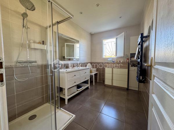 Située dans un secteur pavillonnaire calme, cette maison de plain-pied offre 112 m² habitables, complétés par un garage de 32 m², le tout sur une parcelle clôturée de 628 m².

Dès l'entrée, vous découvrez une pièce de vie traversante de 46 m², très lumineuse grâce à sa double exposition, avec cuisine équipée et conviviale, offrant un accès à la terrasse arrière exposée plein Sud.
L'espace nuit se compose de trois chambres (entre 10 et 11,5 m²) avec placards, d'une salle de bain et d'un WC indépendant.
Le bien dispose également d'un garage de 32 m², confortable pour stationnement et rangement avec partie grenier, idéale pour le stockage. La porte de garage est motorisée, tout comme le portail. D'autres véhicules peuvent être stationnés dans la parcelle.

++ ATOUTS IMPORTANTS ++
-Une pièce annexe (ancien garage aménagé) pouvant facilement devenir un bureau ou une quatrième chambre, sans travaux lourds.
-Maison conforme aux normes PMR.

Éléments techniques :
- Chauffage et climatisation par pompe à chaleur air/air en GAINABLE
- Production d'eau chaude par ballon thermodynamique
- 2 panneaux photovoltaïques en autoconsommation
- Menuiseries PVC et aluminium, double vitrage, volets roulants
- Assainissement tout-à-l'égout
- Système d'alarme

Maison entretenue avec soin, prête à vivre, à proximité des commerces, écoles, collèges et axes routiers ...
Un bien fonctionnel et confortable, qu'il ne restera plus qu'à personnaliser selon vos envies.

L'organisation des visites se fait au : 06.51.97.28.57