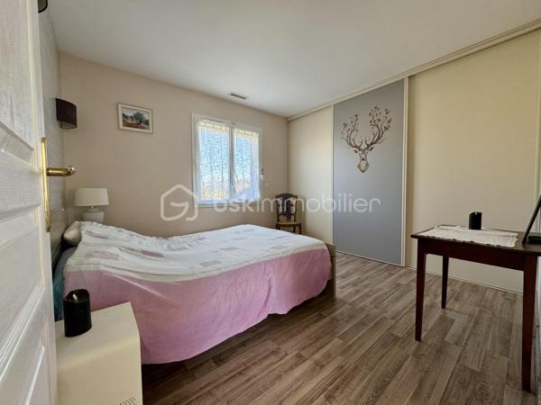 Située dans un secteur pavillonnaire calme, cette maison de plain-pied offre 112 m² habitables, complétés par un garage de 32 m², le tout sur une parcelle clôturée de 628 m².

Dès l'entrée, vous découvrez une pièce de vie traversante de 46 m², très lumineuse grâce à sa double exposition, avec cuisine équipée et conviviale, offrant un accès à la terrasse arrière exposée plein Sud.
L'espace nuit se compose de trois chambres (entre 10 et 11,5 m²) avec placards, d'une salle de bain et d'un WC indépendant.
Le bien dispose également d'un garage de 32 m², confortable pour stationnement et rangement avec partie grenier, idéale pour le stockage. La porte de garage est motorisée, tout comme le portail. D'autres véhicules peuvent être stationnés dans la parcelle.

++ ATOUTS IMPORTANTS ++
-Une pièce annexe (ancien garage aménagé) pouvant facilement devenir un bureau ou une quatrième chambre, sans travaux lourds.
-Maison conforme aux normes PMR.

Éléments techniques :
- Chauffage et climatisation par pompe à chaleur air/air en GAINABLE
- Production d'eau chaude par ballon thermodynamique
- 2 panneaux photovoltaïques en autoconsommation
- Menuiseries PVC et aluminium, double vitrage, volets roulants
- Assainissement tout-à-l'égout
- Système d'alarme

Maison entretenue avec soin, prête à vivre, à proximité des commerces, écoles, collèges et axes routiers ...
Un bien fonctionnel et confortable, qu'il ne restera plus qu'à personnaliser selon vos envies.

L'organisation des visites se fait au : 06.51.97.28.57
