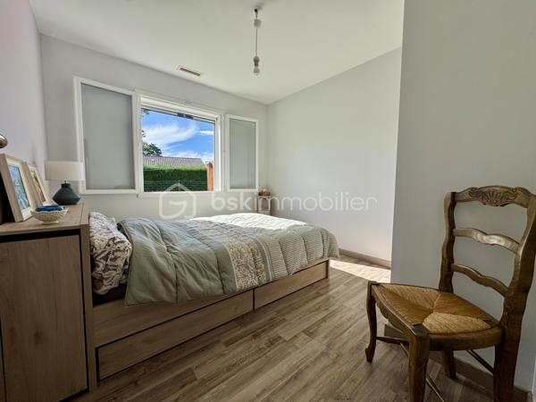 Située dans un secteur pavillonnaire calme, cette maison de plain-pied offre 112 m² habitables, complétés par un garage de 32 m², le tout sur une parcelle clôturée de 628 m².

Dès l'entrée, vous découvrez une pièce de vie traversante de 46 m², très lumineuse grâce à sa double exposition, avec cuisine équipée et conviviale, offrant un accès à la terrasse arrière exposée plein Sud.
L'espace nuit se compose de trois chambres (entre 10 et 11,5 m²) avec placards, d'une salle de bain et d'un WC indépendant.
Le bien dispose également d'un garage de 32 m², confortable pour stationnement et rangement avec partie grenier, idéale pour le stockage. La porte de garage est motorisée, tout comme le portail. D'autres véhicules peuvent être stationnés dans la parcelle.

++ ATOUTS IMPORTANTS ++
-Une pièce annexe (ancien garage aménagé) pouvant facilement devenir un bureau ou une quatrième chambre, sans travaux lourds.
-Maison conforme aux normes PMR.

Éléments techniques :
- Chauffage et climatisation par pompe à chaleur air/air en GAINABLE
- Production d'eau chaude par ballon thermodynamique
- 2 panneaux photovoltaïques en autoconsommation
- Menuiseries PVC et aluminium, double vitrage, volets roulants
- Assainissement tout-à-l'égout
- Système d'alarme

Maison entretenue avec soin, prête à vivre, à proximité des commerces, écoles, collèges et axes routiers ...
Un bien fonctionnel et confortable, qu'il ne restera plus qu'à personnaliser selon vos envies.

L'organisation des visites se fait au : 06.51.97.28.57
